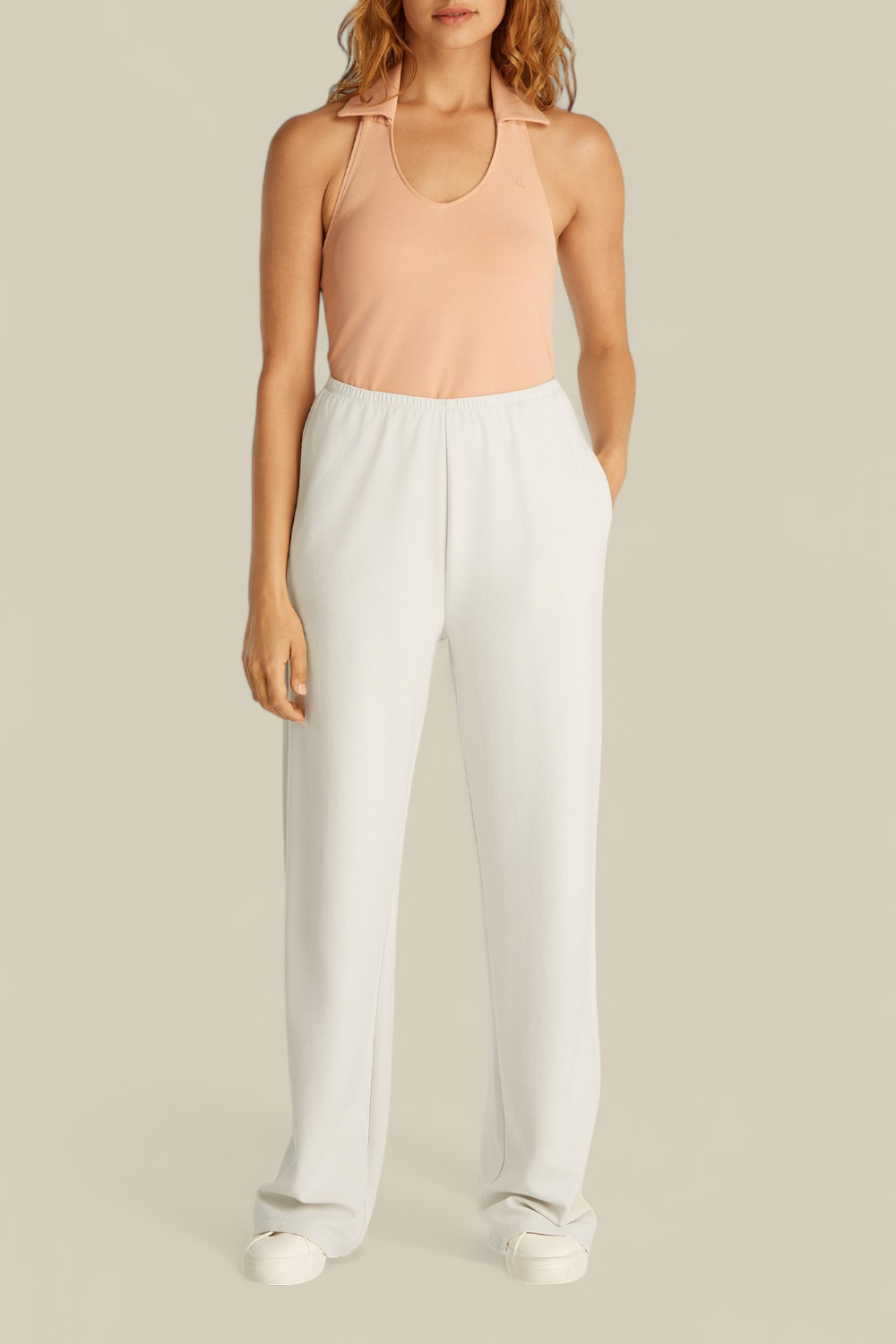 תמונת כל הלוק של מכנסיים ארוכים